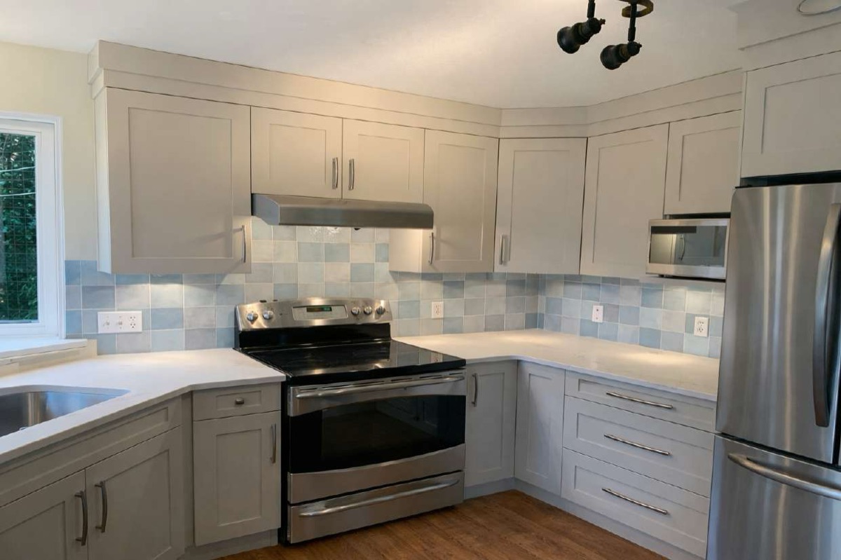 Grey shaker kitchen with watercolour mosaic backsplash